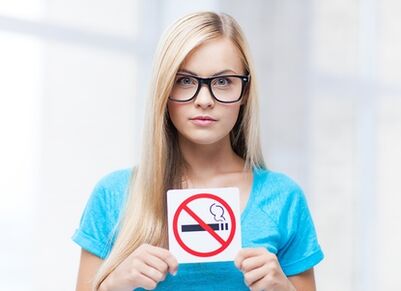 Mädchen mit einem Rauchverbotsschild am Eingang