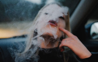 Mädchen raucht